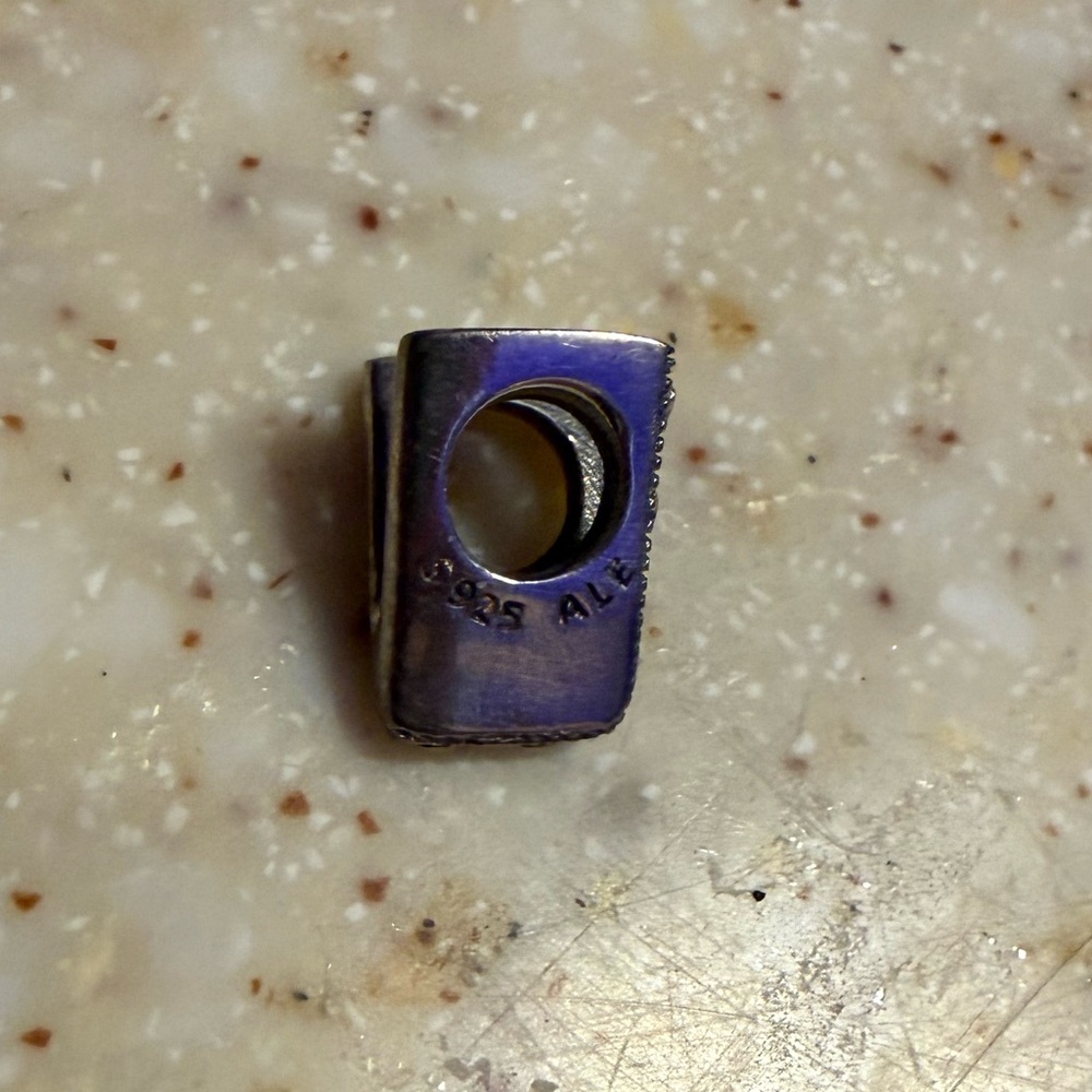 Pandora V charm - Picture 3 of 3